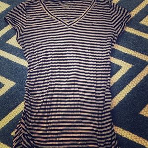‼️ Liz Lange Maternity L v-neck top